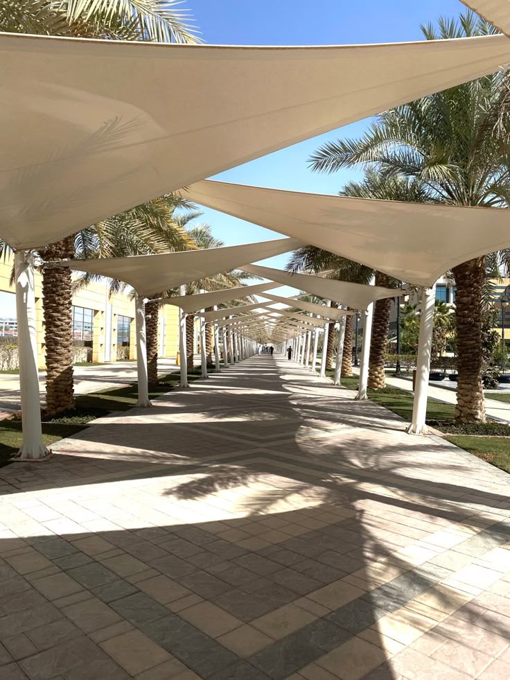من نحن 1 في كريتيف Creative Tents، بنجمع بين الخبرة والجودة علشان نقدم لك أفضل الخدمات في التند والمظلات.